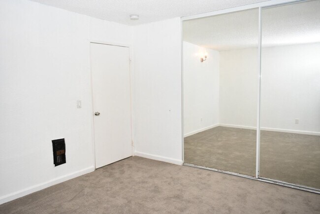 Building Photo - Modern 2 bed 1 Ba Unit, Private Patio and Community Pool (San Diego, 92105)