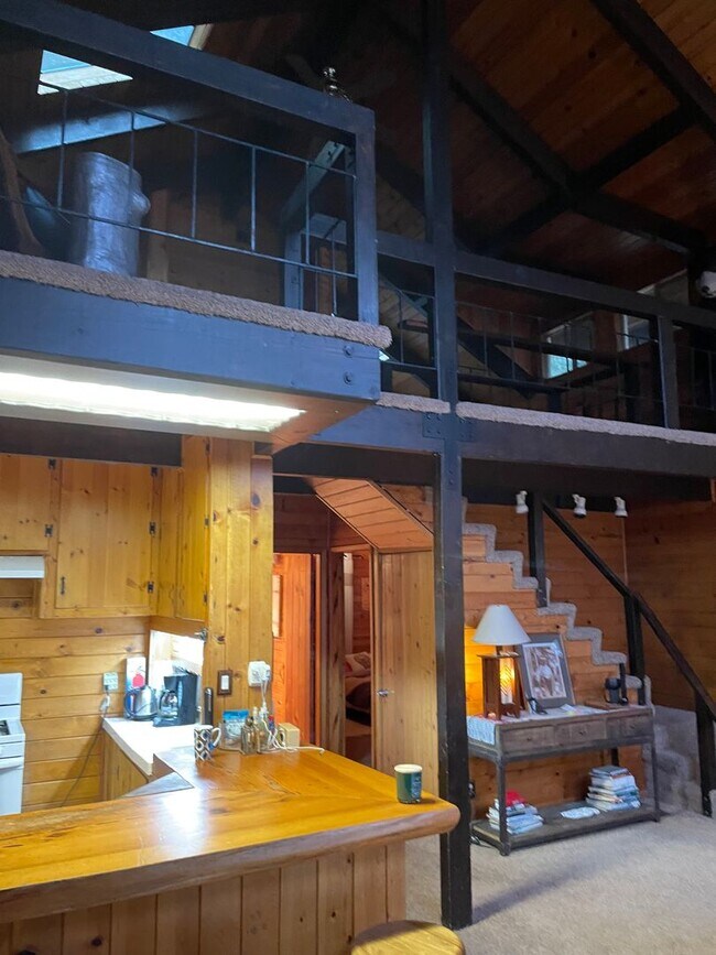 Building Photo - Great Views Large Loft