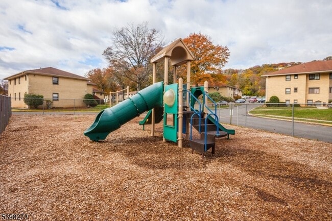 Building Photo - 263 Somerset St