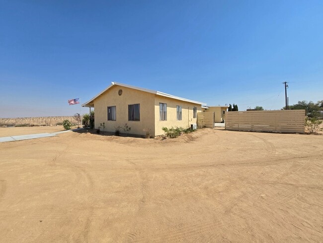 Building Photo - Stylish Desert Retreat in Flamingo Heights