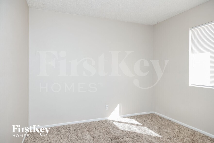 Building Photo - 5265 Saratoga Dr