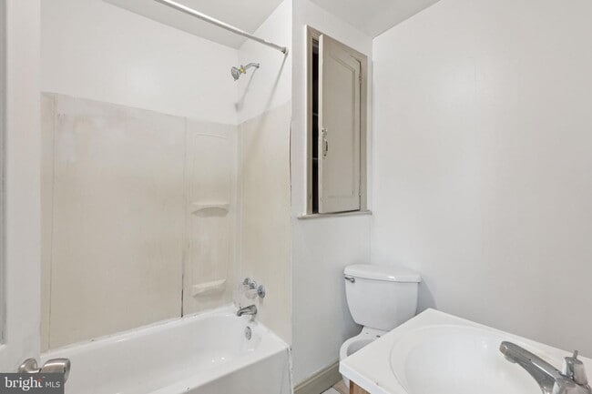 Building Photo - 1520 W Ontario St