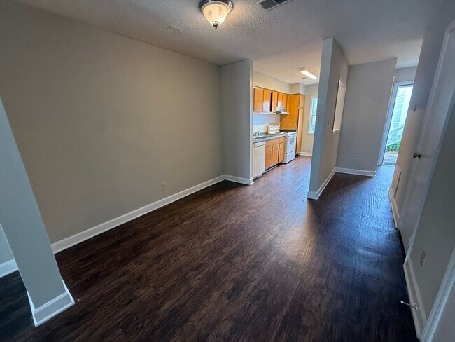 Building Photo - Spacious 2 Bed 2 Bath Town Home near NCSU Available NOW! LEASE NOW AND GET ONE MONTH FREE!