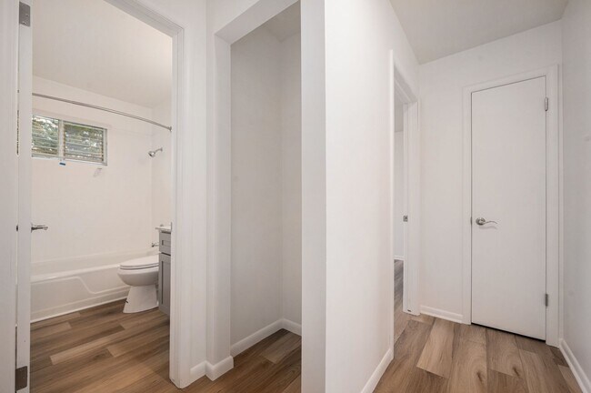 Building Photo - ONE MONTH FREE! 2Bedroom/2 Full Bath Newly...