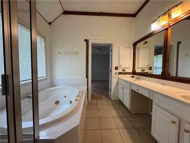 Building Photo - 135 Saddle Ridge Way