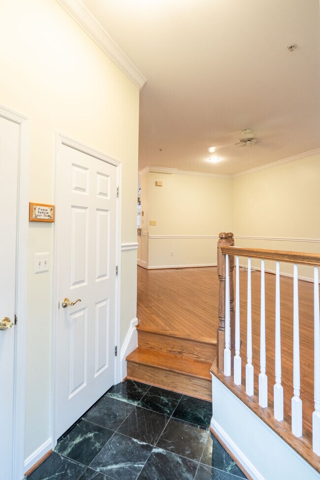 Building Photo - 719 N Vermont St