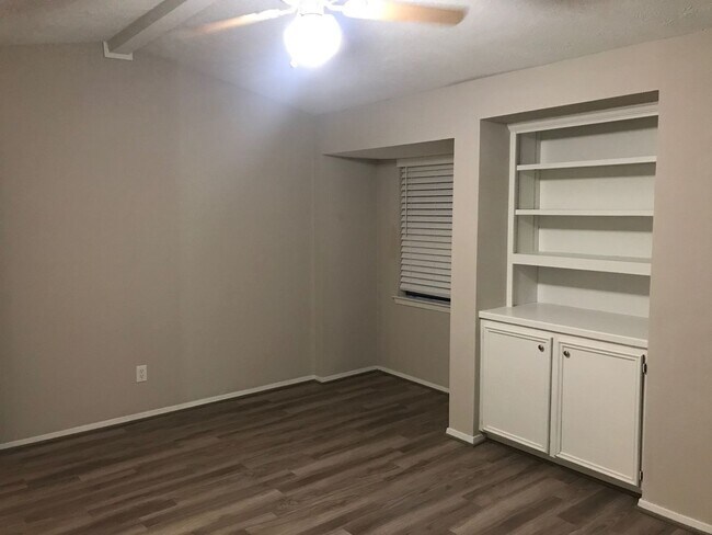 Building Photo - 2BD/2.5BA Condo | TAMU Bus Route | Private Yard | Pet Friendly