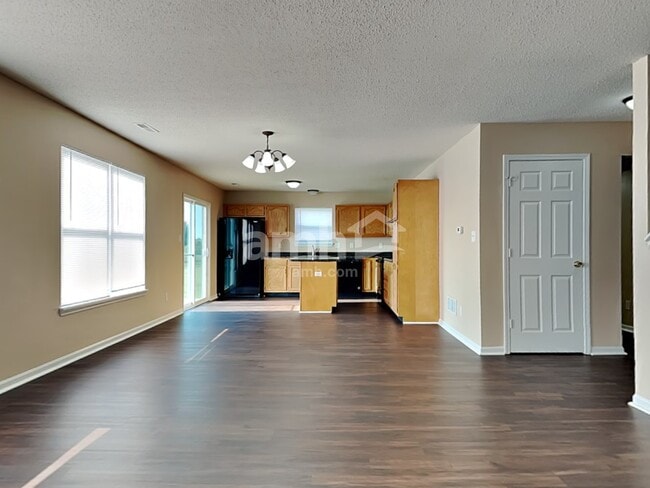 Building Photo - 1439 Round Lake Rd