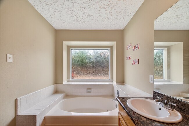 Building Photo - 319 Richvale Ln