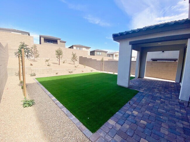 Building Photo - STUNNING LIKE NEW SINGLE-FAMILY HOME 3 BEDROOM / 2.5 BATHROOMS, WITH 2 CAR GARAGE!!