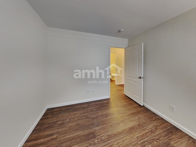Building Photo - 13158 W Clarendon Ave
