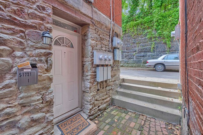 Building Photo - 1721 Edwards Way