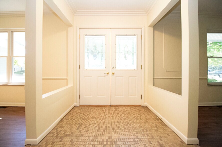 Building Photo - 2545 Amara Dr