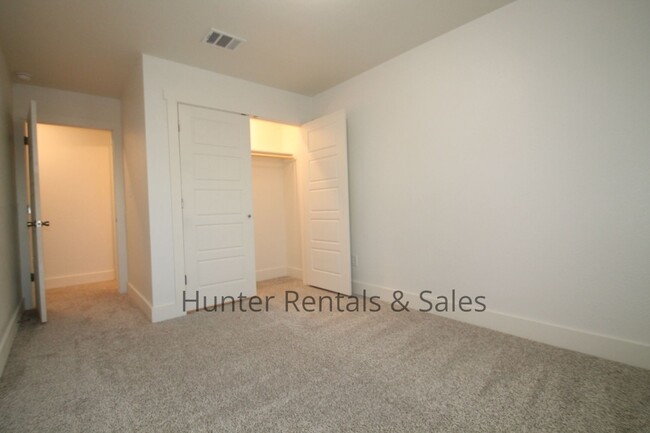 Building Photo - Upscale Three-bedroom Townhome!