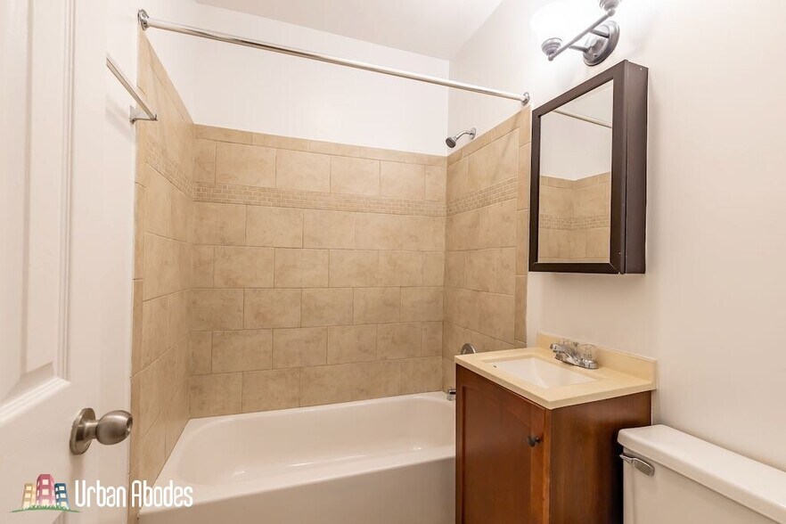 Building Photo - 816 W Cornelia Ave