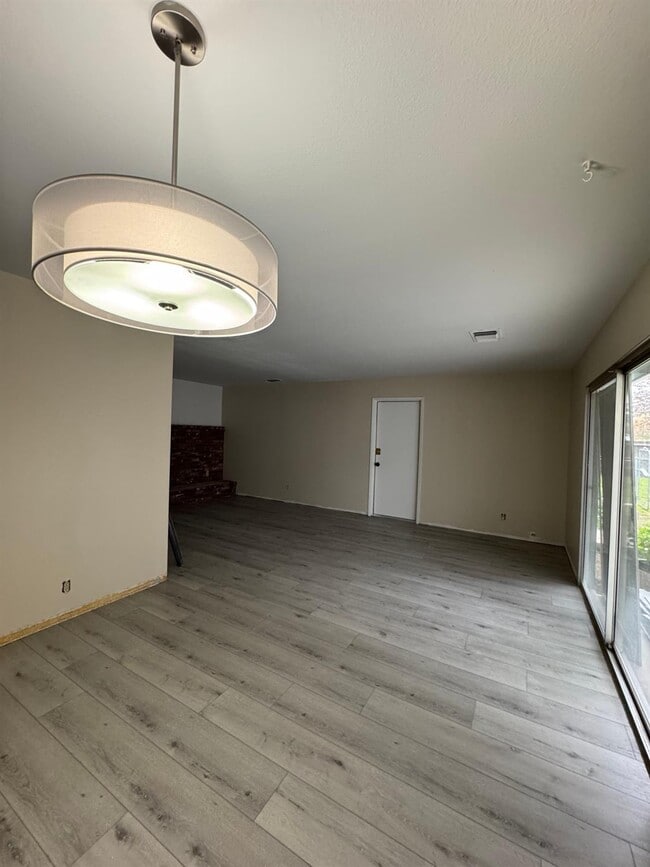 Building Photo - 497 E North Way