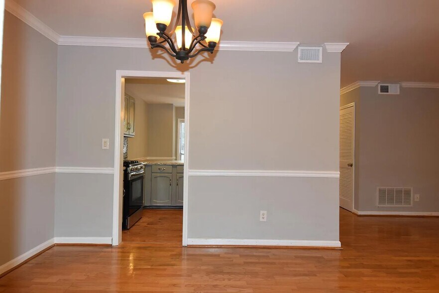 Vew ofthe kitchen - 302 Lenox Way NE