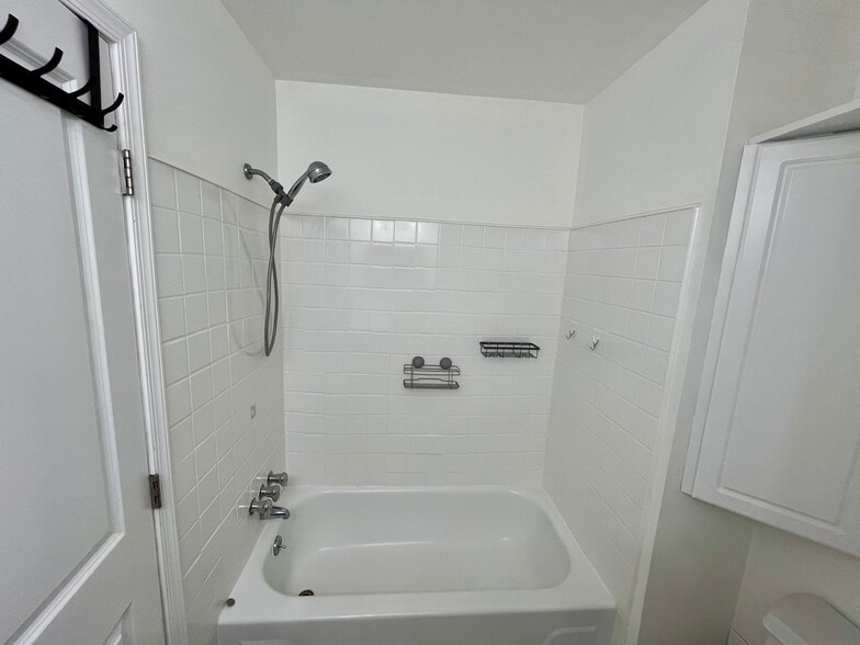 Hallway Bathroom (3) - 13202 Wilton Oaks Dr