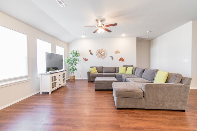 Building Photo - Well-Kept 4-bedroom 2 bath Home in Lowell! GREAT Location!