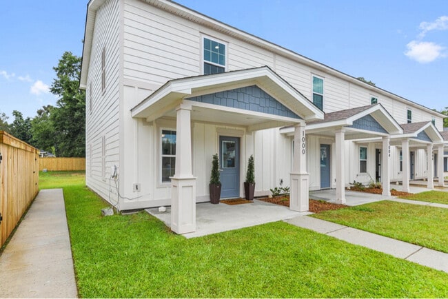 Building Photo - 1004 Middle Ln