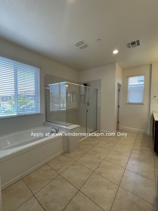 Building Photo - 4 BDRM 3 BA Bright Home with Open Kitchen ...