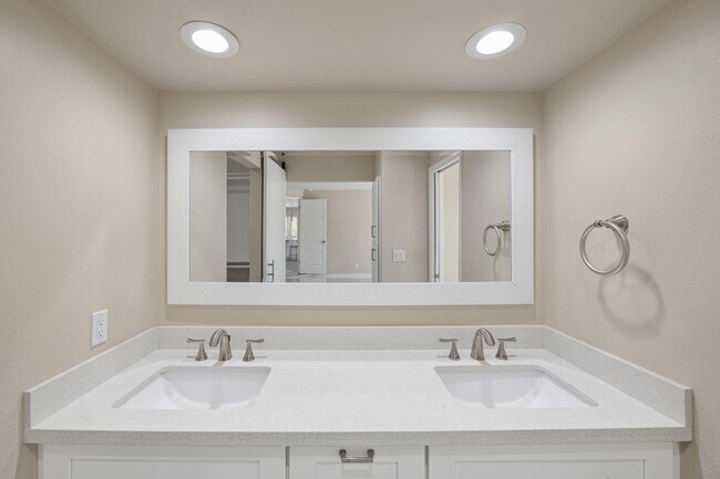 Building Photo - 13222 N 1st Ave