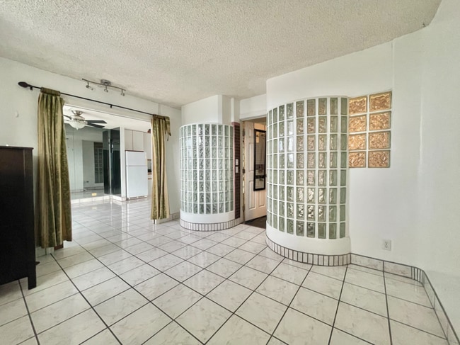 Building Photo - 1914 University Ave