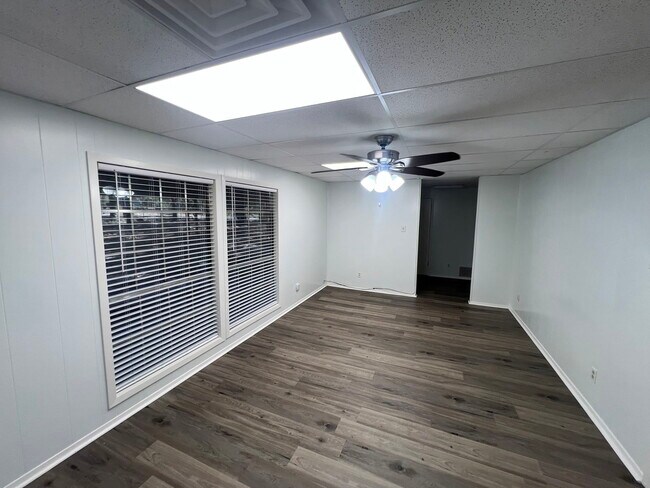 Building Photo - 11106 N Dowling Rd