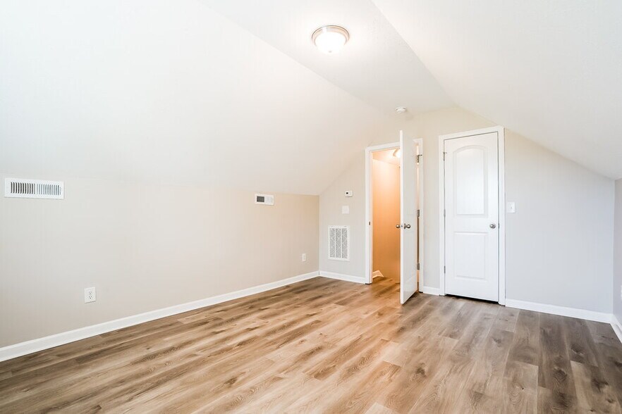 Building Photo - 9 Badger Pass Dr