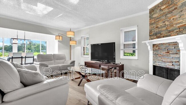 Building Photo - 10192 Seminole Island Dr