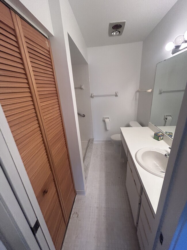 Building Photo - 5785 Gardens Dr