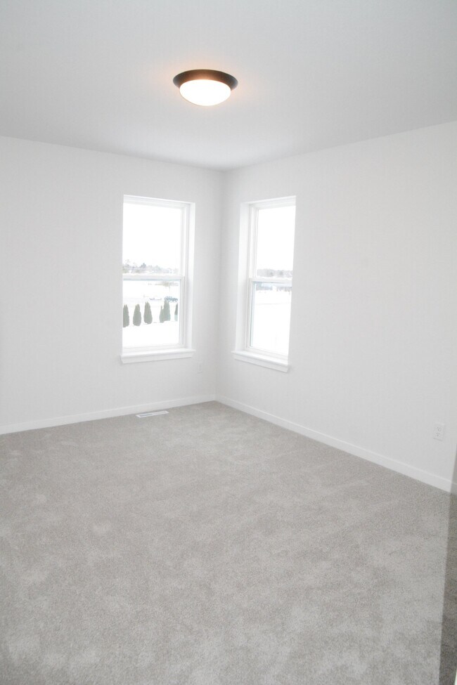 Building Photo - 664 E Blf Cir