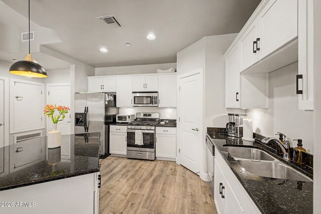 Building Photo - 945 E Playa Del Norte Dr