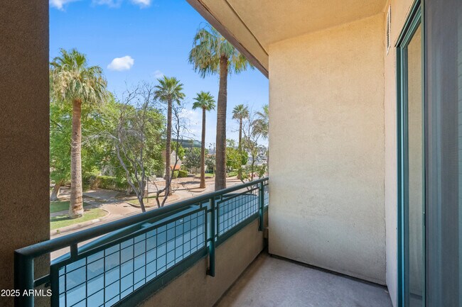 Building Photo - 17 W Vernon Ave