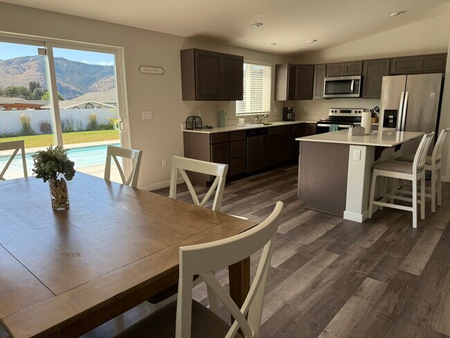 Building Photo - 170 Manzanita Dr