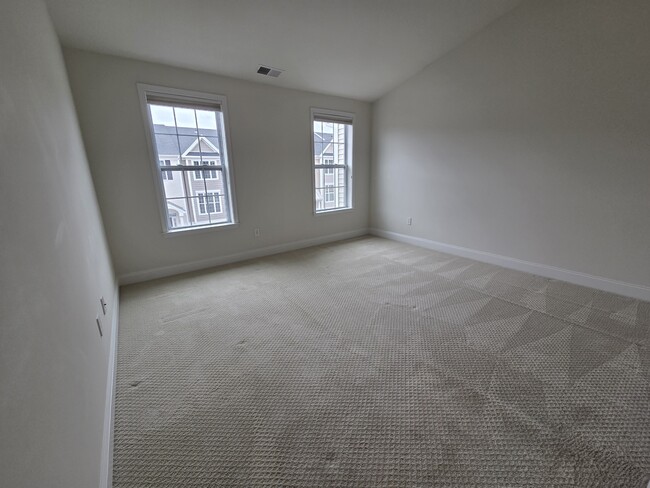 Building Photo - 12 Putnam Ln