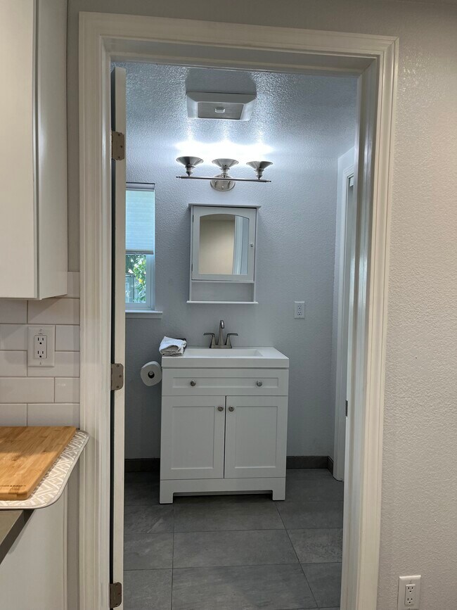 Building Photo - 1129 E Cliff Dr