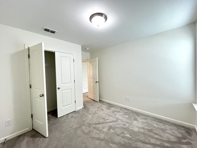 Building Photo - Huge home in Spring Hill!