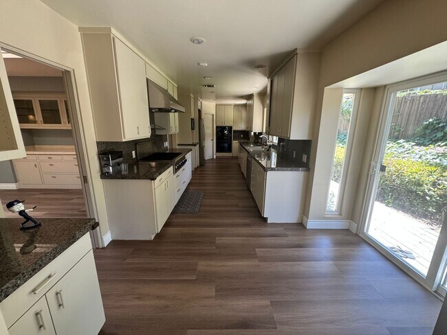 Building Photo - Coming Soon! Cozy home in South Pasadena.