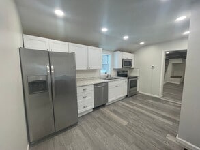 Building Photo - 3 Bedroom, 1 Bath Farmhouse Jamesville-DeWitt School