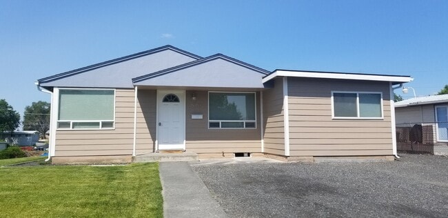 Building Photo - FURNISHED- 3 bed 2 bath single car detached garage, large lot Lawn care included