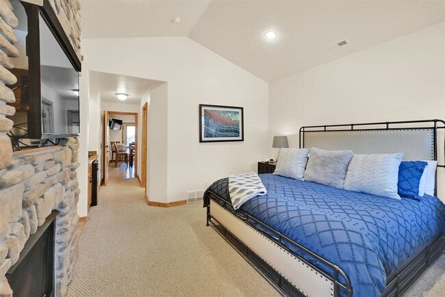 Building Photo - 5176 Fairview Loop