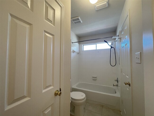 Building Photo - 2126 Winding Hollow Dr