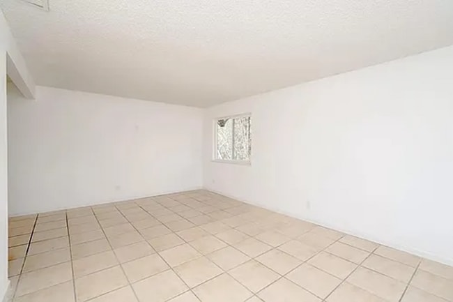 Building Photo - Charming 2-Bedroom Apartment with Updated ...