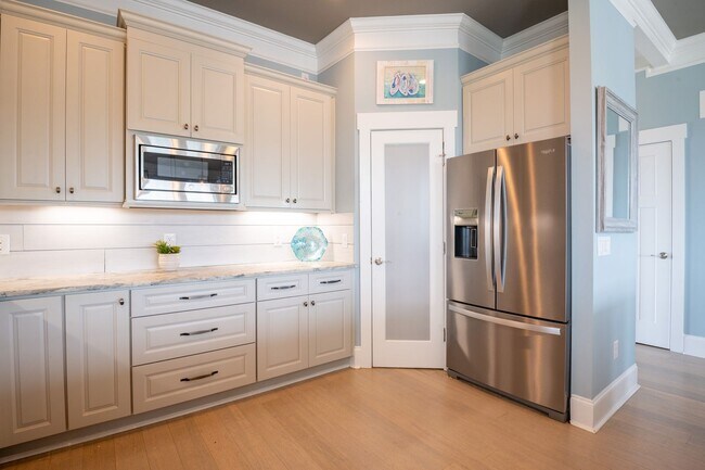 Building Photo - FURNISHED MONTHLY BEACH HOME  WITH UNOBSTR...