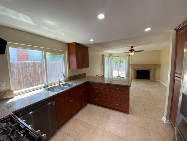 Building Photo - 3 Bedroom Home - Centrally Located with So...