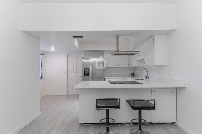 Building Photo - 911 Robinhood Ct