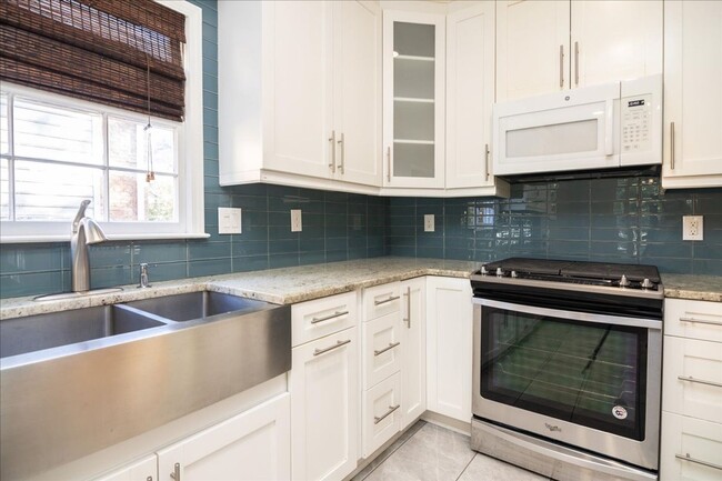 Building Photo - Spacious 4/3.5 in Highly Sought-After Buck...