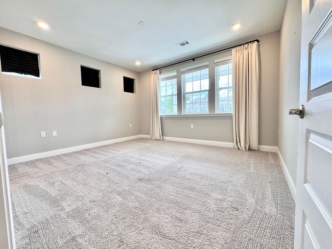 Building Photo - 2 Bed, 2 Bath Condo w/ Elevator Close to D...