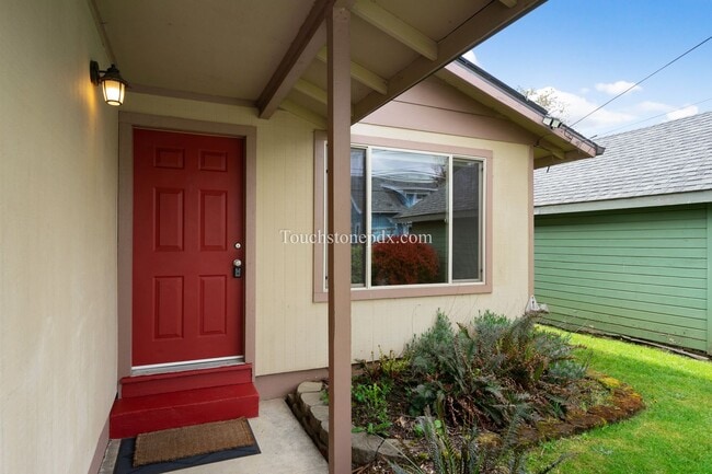 Building Photo - Quaint 3BD/1BA Home Near Mt. Tabor